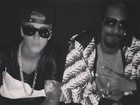 Justin Bieber usa corrente de ouro em foto com Snoop Dogg