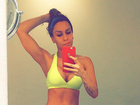 Lia Khey exibe barriga em forma e faz post motivacional: 'Nada de parar'