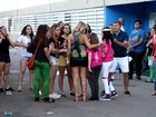 Flávia Alessandra é cercada por fãs em show de Justin Bieber