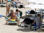 Após show no Rock in Rio, Rod Stewart vai à praia e dá confere em brasileira