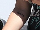 Miley Cyrus faz mais uma tatuagem