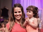 Fernanda Pontes desfila com a filha em evento