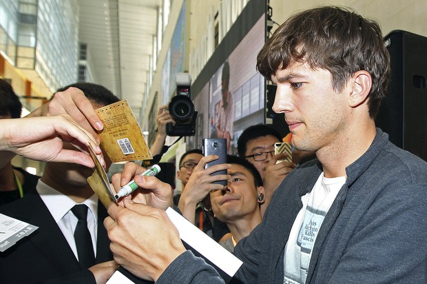 Ashton Kutcher dá autógrafo para os fãs chineses (Foto: Reuters)