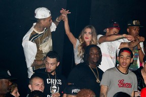 Chris Brown com loira em boate em Los Angeles, nos EUA (Foto: Imeh Akpanudosen/ Getty Images)