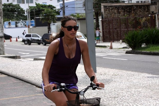 Débora Nascimento andando de bicicleta (Foto: Fábio Martins/AgNews)