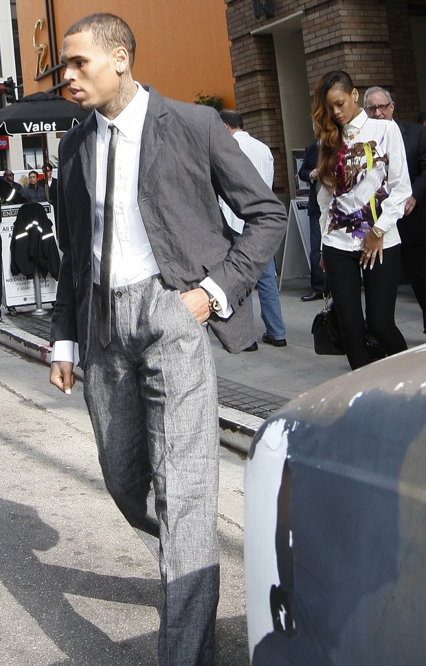 Rihanna é clicada deixando casa de Chris Brown ao lado do cantor (Foto: Grosby Group)