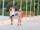 Cynthia Howlett corre enquanto a filha anda de patins, no Rio