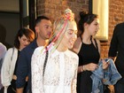 Miley Cyrus chama atenção com penteado exótico e acessório colorido