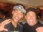 Neymar posa com Sérgio Mallandro em foto divertida fazendo 'gluglu'