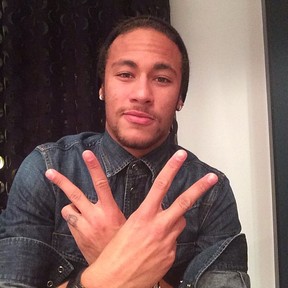 Neymar faz pose para foto no dia de seu aniversário (Foto: Instagram/ Reprodução)