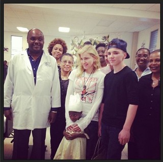  Madonna e Rocco visitando hospital (Foto: Instagram / Reprodução)