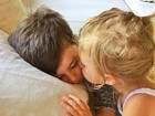 Em rede social, Gisele Bündchen posta foto da filha beijando o irmão 