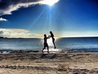 Isis Valverde e Uriel Del Toro posam juntos em praia paradisíaca