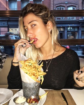 Gabriela Pugliesi conta que adora comer besteiras (Foto: Instagram / Reprodução)
