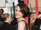 Atriz de 'Downton Abbey' usa vestido revelador e quase mostra demais