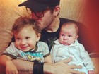 Ex-BBB Max Porto posa com os filhos de Priscila Pires
