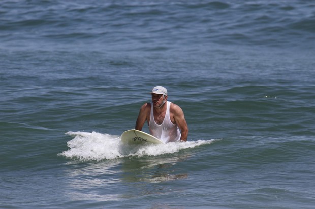 Humberto Martins surfa na Prainha, no Rio (Foto: Dilson Silva / AgNews)
