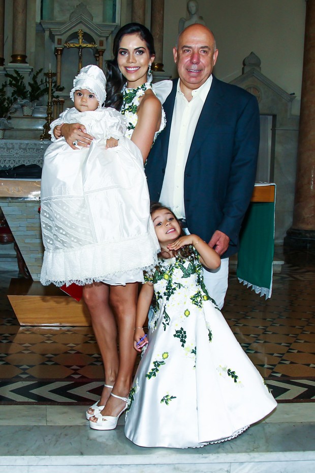 Daniela Albuquerque e o marido Amilcare Dallevo Jr com as filhas Antonella e Alice (Foto:  Manuela Scarpa/Photo Rio News)