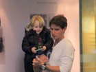 Jonatas Faro passeia com o filho em shopping no Rio
