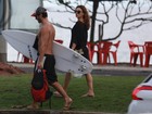 Isis Valverde acompanha namorado 
em praia no Rio em dia de surfe