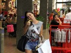 Cheia de Charme: Thaila Ayala desfila de shortinho em shopping