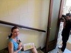 Júlia Lemmertz posa na escada de casa para estimular adoção de gatos