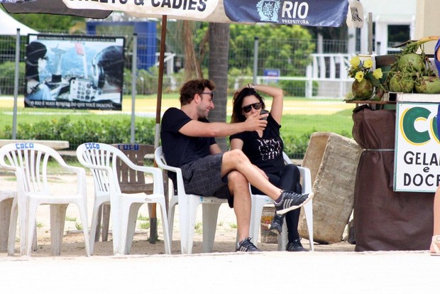 Cássio Reis e Fernanda Vasconcellos na Lagoa, no Rio (Foto: AgNews/JC Pereira)