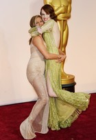Jennifer Aniston pega Emma Stone no colo no tapete vermelho do Oscar