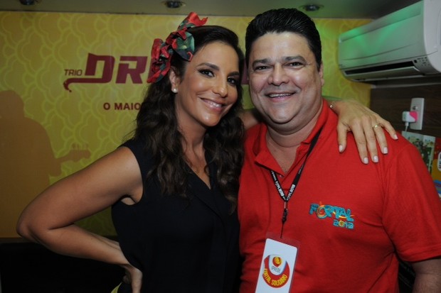 Ivete Sangalo posa com o diretor do Fortal, Colombo Cialdini (Foto: Davi Magalhães / Caleidoscópio)