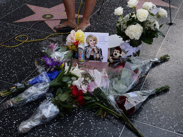 Estrela de Joan Rivers na Calçada da Fama em Hollywood, nos Estados Unidos, ganha homenagens (Foto: Mark Ralston/ AFP)