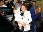 Mulher do jogador Wayne Rooney desembarca com os filhos no Rio