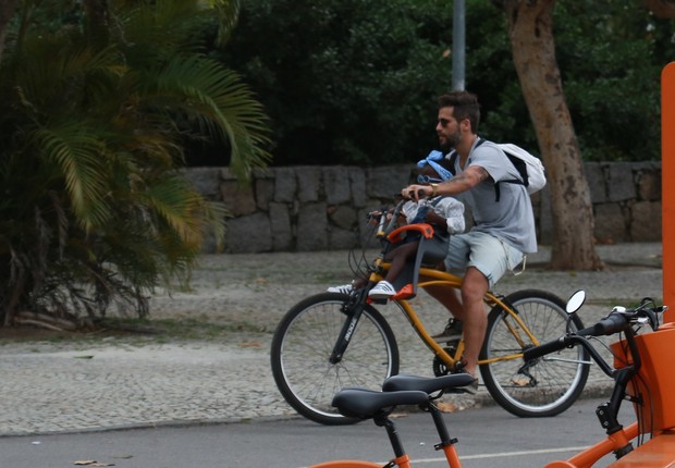 Bruno Gagliasso e a filha, Titi, passeando de bicicleta (Foto: Agnews)