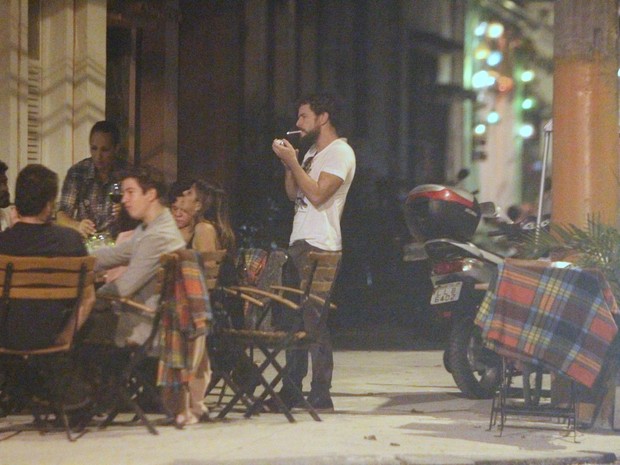 Daniel de Oliveira com amigos em bar no Rio (Foto: Delson Silva/ Ag. News)
