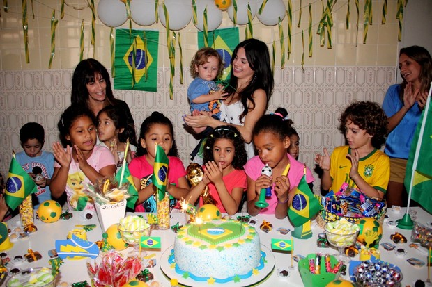 Sthefany Brito comemora aniversário com crianças em orfanato (Foto: Cleomir Tavares/Divulgação)