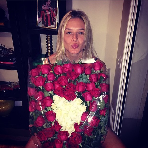 Fiorella Mattheis ganha flores de Alexandre Pato (Foto: Instagram/ Reprodução)