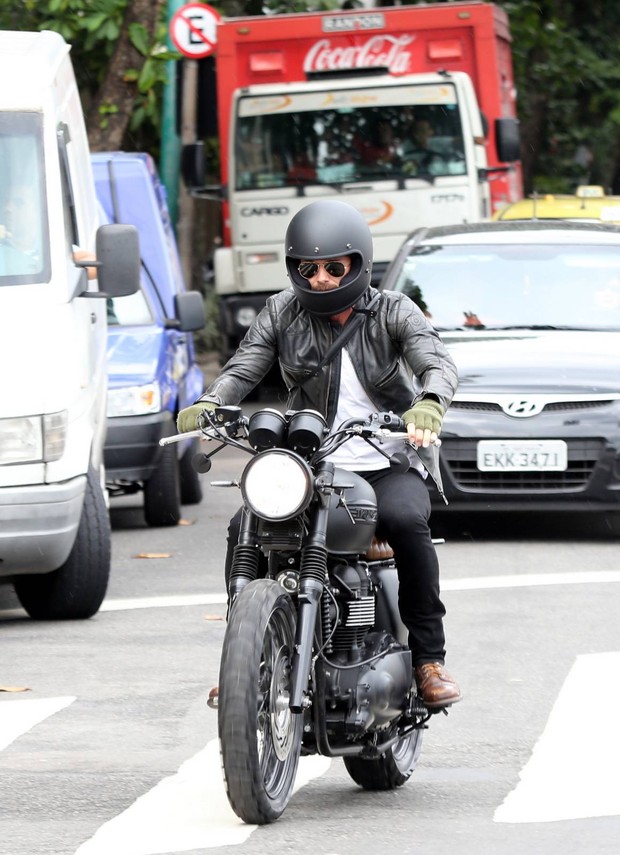 David Beckhan passeia de moto no RJ (Foto:  André Freitas/AgNews)
