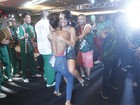 Juliana Paes leva Paloma Bernardi no colo em evento da Grande Rio