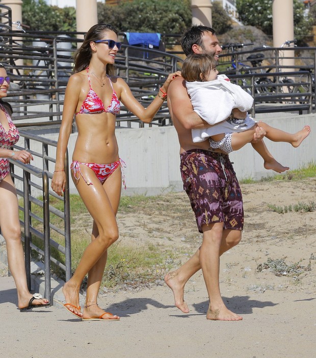 X17 - Alessandra Ambrósio com o marido, Jamie Mazur, e o filha Anja em praia em Santa Monica, nos Estados Unidos (Foto: X17/ Agência)
