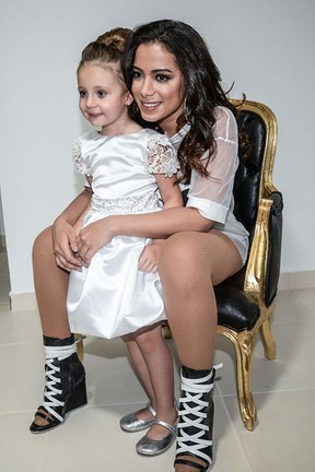Anitta e Mell, filha do cantor Marrone, em festa em Goiânia, em Goiás (Foto: Francisco Cepeda e Denilson Santos/ Ag. News)