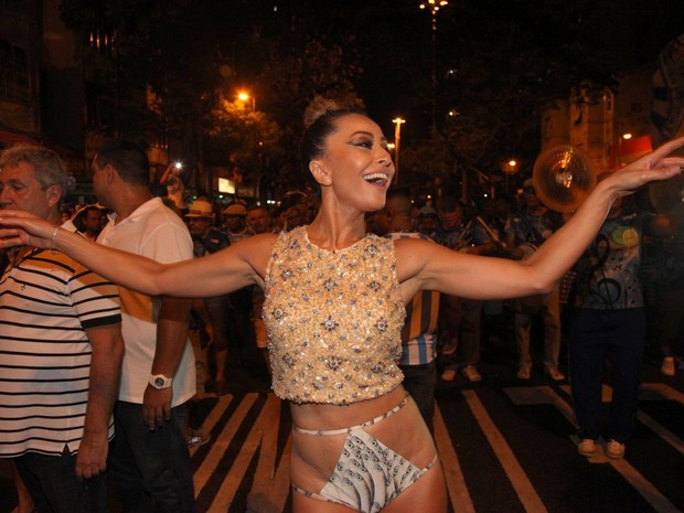 Sabrina Sato em ensaio de rua da Vila Isabel na Zona Norte do Rio (Foto: Claudio Andrade/ Foto Rio News)