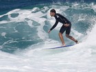 Cauã Reymond surfa (de novo) e leva 'caldo' (mais uma vez) em praia no Rio