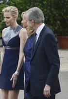 Príncipes Alberto II e Charlene, de Mônaco, vão a evento de moda
