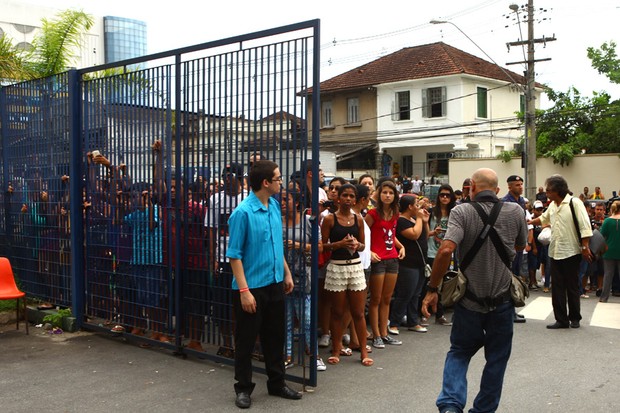 Multidão de fãs aguardando  (Foto: Iwi Onodera / EGO)
