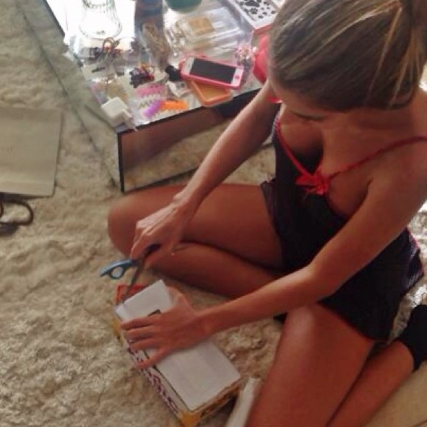 Ex-BBB Adriana usa pijama decotado (Foto: Instagram/ Reprodução)