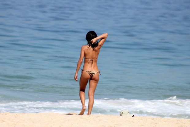 Ana Lima vai a praia do Arpoador, RJ (Foto: JC Pereira/AgNews)