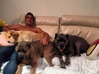 Sem camisa, André Marques posa com seus cachorros após festa