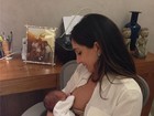 Andréa Santa Rosa amamenta o filho recém-nascido
