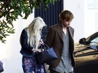 Lindsay Lohan vai a loja de bebidas com filho de Dennis Hopper