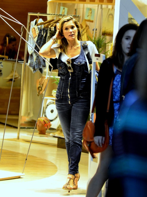  Flavia Alessandra faz compras em shopping  (Foto: Henrique Oliveira / Agnews)