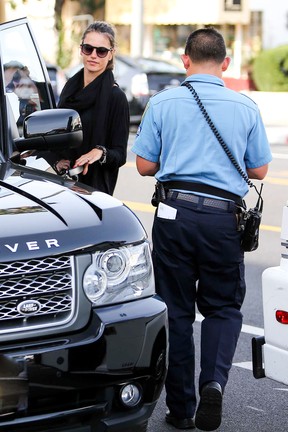 Alessandra Ambrósio é multada por estacionamento irregular em Los Angeles, nos Estados Unidos (Foto: Grosby Group/ Agência)